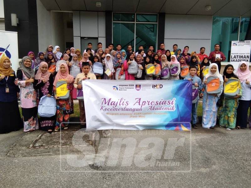 Antara mereka yang menjayakan Majlis Apresiasi Kecemerlangan Akademik Peserta Program Empower ECRDC Pasir Mas.