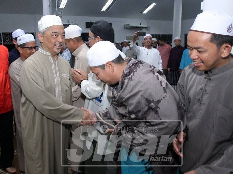 Sultan Abdullah bersalaman bersama penduduk yang hadir solat subuh di Masjid Imam Ash Shafie, KotaSas di sini, hari ini.