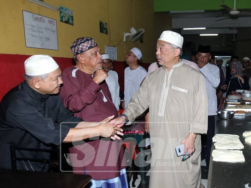 Sultan Abdullah beramah mesra bersama masyarakat yang hadir di Restoran D'Wafi, Taman Mahkota Putra, hari ini yang lazim dilawatinya selepas solat subuh.