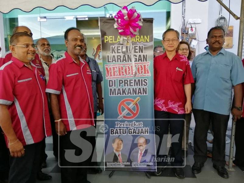 Dr Boon Chye bersama Ahli Parlimen Batu Gajah, V Sivakumar (dua, kiri) melancarkan Kempen Anti Merokok peringkat Batu Gajah, hari ini.