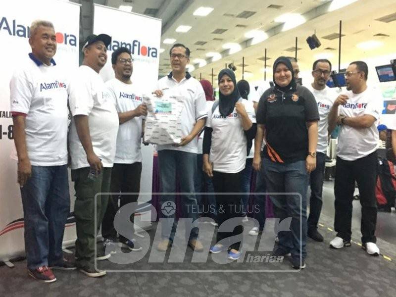 Mohd Zain (empat, kiri) menyampaikan hadiah kepada Khairul Amri (tiga, kiri) selepas Sinar Harian muncul pasukan paling ‘Havoc’ pada Kejohanan Boling Alam Flora dan Media-Media Selangor.