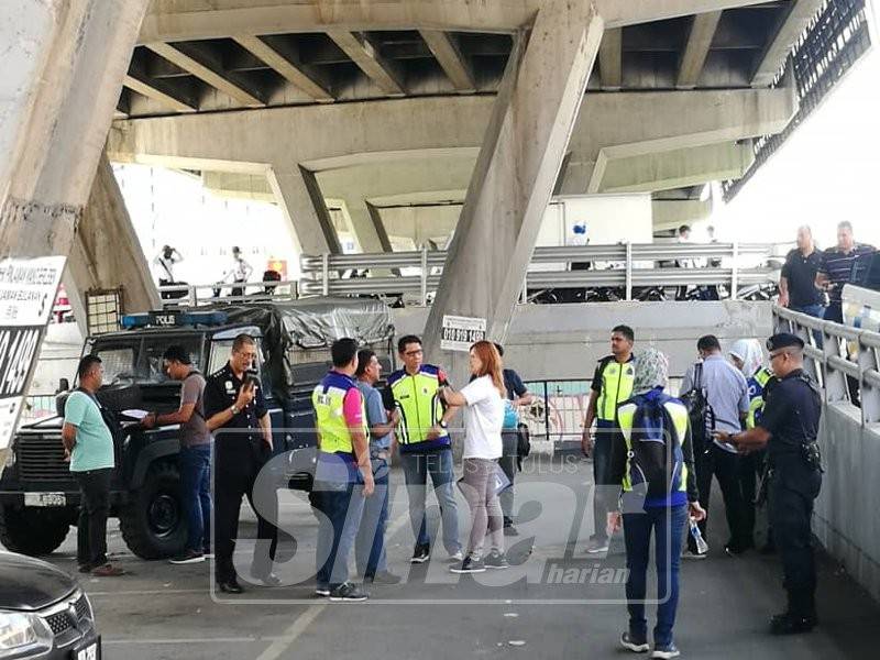 Polis sedang menjalankan siasatan susulan penemuan mayat seorang lelaki warga asing di bawah jejambat Jalan Yew.