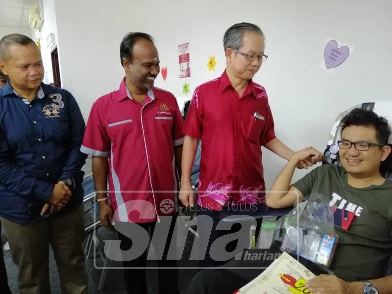 Seorang akauntan, Yoong Fook Soon, 38, antara yang hadir menyertai Kempen Derma Darah dan Kempen Anti Merokok peringkat Batu Gajah di Pusat Khidmat Rakyat Parlimen Batu Gajah, hari ini.