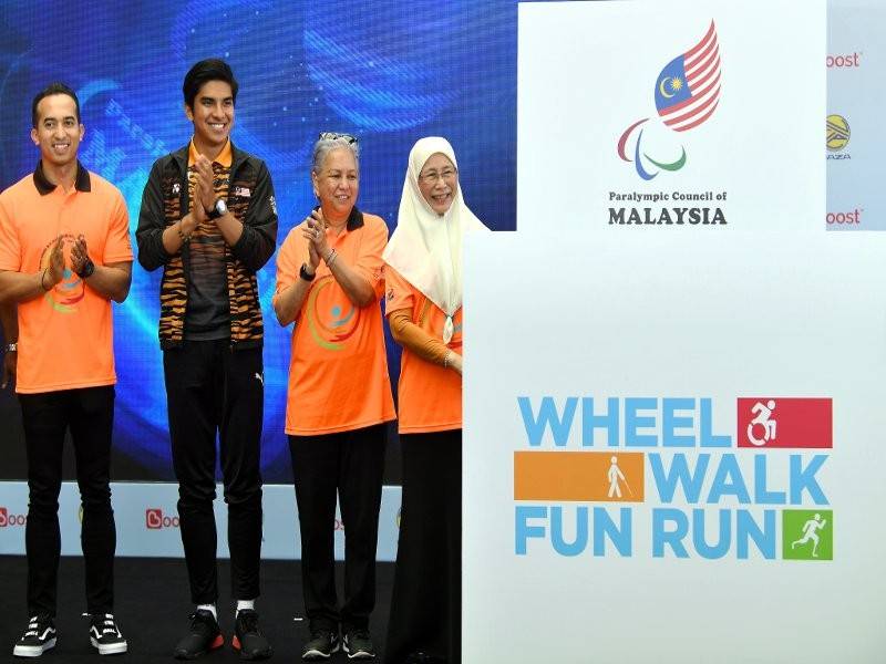 Datuk Seri Dr Wan Azizah Wan Ismail (kanan) merasmikan ‘Wheel Walk Fun Run’ sempena Hari Orang Kurang Upaya Sedunia Peringkat Kebangsaan hari ini. Turut hadir Menteri Belia dan Sukan Syed Saddiq Syed Abdul Rahman (dua, kiri), Penaung Majlis Paralimpik Malaysia (MPM) Tun Jeanne Abdullah (tiga, kiri) dan Presiden MPM SM Nasarudin SM Nasimuddin (kiri). - Foto Bernama