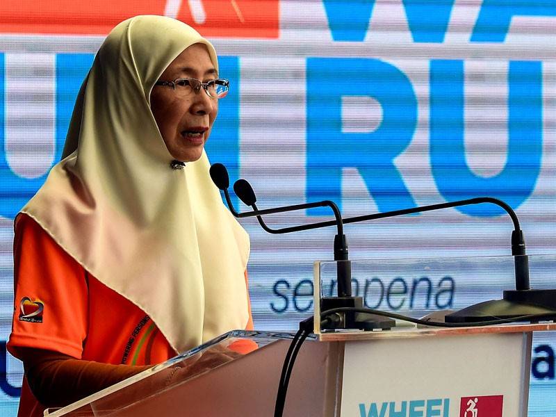 Timbalan Perdana Menteri Datuk Seri Dr Wan Azizah Wan Ismail menyampaikan ucapan perasmian Program ‘Wheel Walk Fun Run’ sempena Hari Orang Kurang Upaya Sedunia Peringkat Kebangsaan di Pusat Kecemerlangan Sukan Paralimpik hari ini. - Foto Bernama