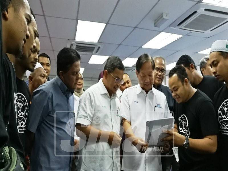 Halim (tiga, kanan) dan Dr Azman (tengah) mendapatkan pandangan daripada golongan penternak yang hadir pada majlis itu.