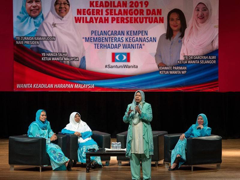 Naib Presiden Parti Keadilan Rakyat (PKR) Zuraida Kamaruddin merangkap Menteri Perumahan dan Kerajaan Tempatan menyampaikan amanat ketika Majlis Konvensyen Wanita Keadilan 2019 Negeri Selangor dan Wilayah Persekutuan di Dewan Sivik Majlis Bandaraya Petaling Jaya (MBPJ) hari ini. - Foto Bernama