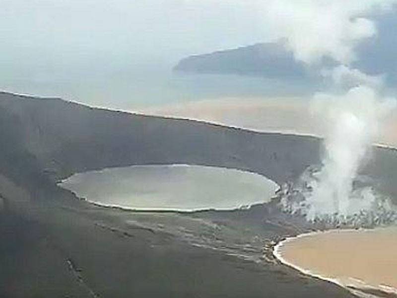 Imej Anak Krakatau yang dirakam Badan Pengurusan Nasional Bencana (BNPB) semasa tinjauan gunung berkenaan hari ini. 