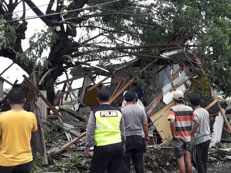 Sebuah ruma rosak akibat ditimpa pokok tumbang dalam kejadian puting beliung di Sukabumi, semalam.
