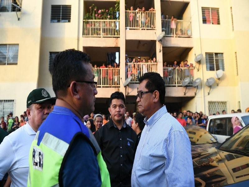 Pesuruhjaya Polis Sabah, Datuk Omar Mammah berada di lokasi kejadian seorang kanak-kanak dijadikan tebusan seorang penculik di Taman Ria Telipok, hari ini.- Foto Bernama