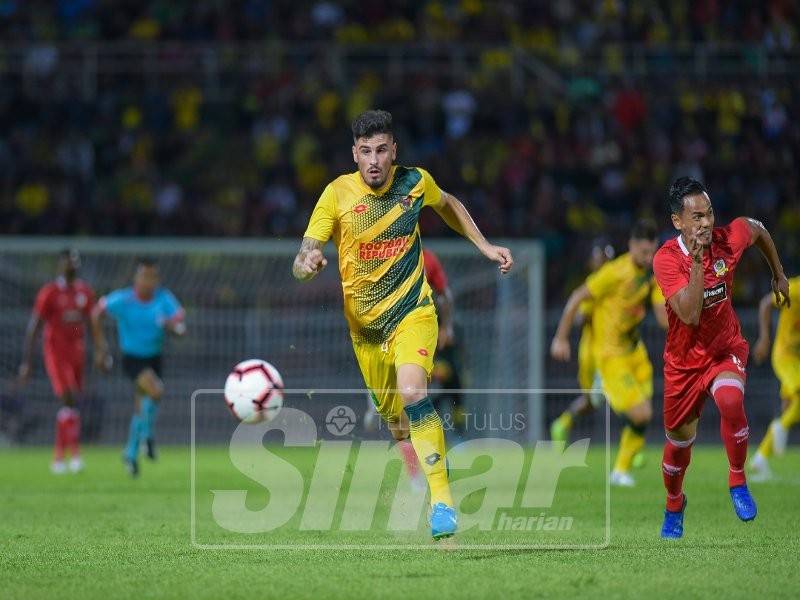 Fernando (kiri) meledakkan gol pertama Kedah. - Foto:AHMAD ZAKI OSMAN
- 