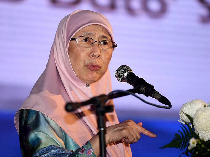 Timbalan Perdana Menteri, Datuk Seri Dr Wan Azizah Wan Ismail berucap pada Majlis Makan Malam Keadilan 2019 untuk meraikan 2019 bersama Presiden Baharu Parti Keadilan Rakyat (PKR), Datuk Seri Anwar Ibrahim di Dewan Convention Midlands, hari ini. - Foto Bernama