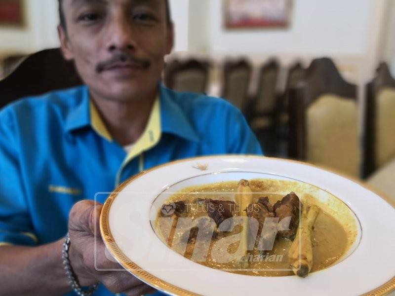 Sabdanney menunjukkan daging salai masak lemak yang digemari baginda.
