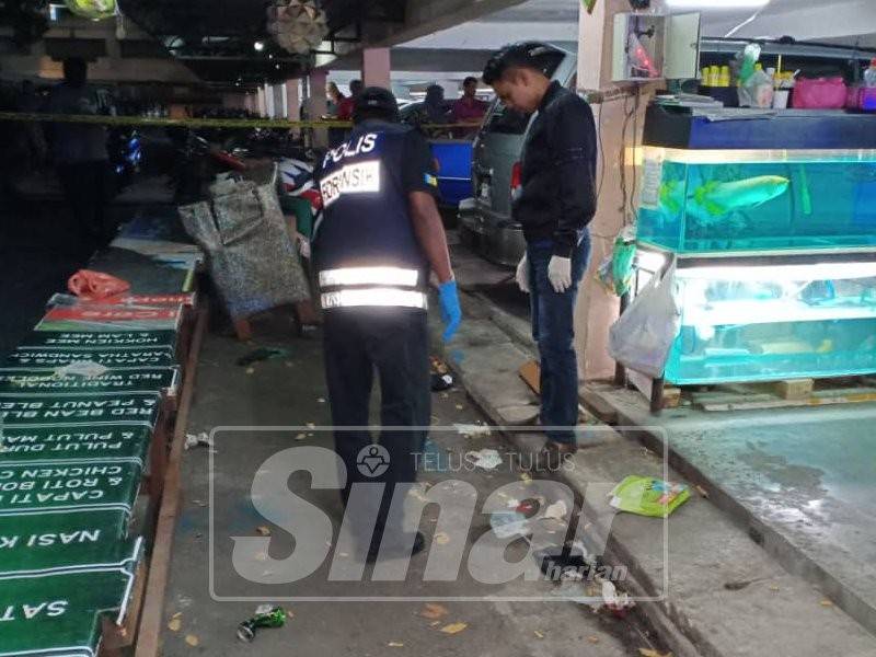 Anggota polis melakukan siasatan di tempat kejadian di Flat MBPP, Jalan Patani, malam tadi.
