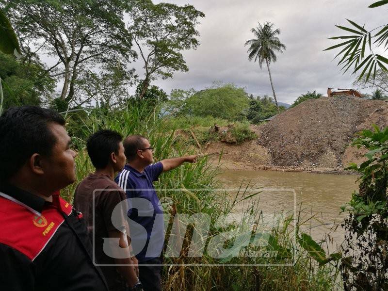 Penduduk Kampung Seberang Ketil di seberang sungai turut bimbang dengan operasi tersebut.