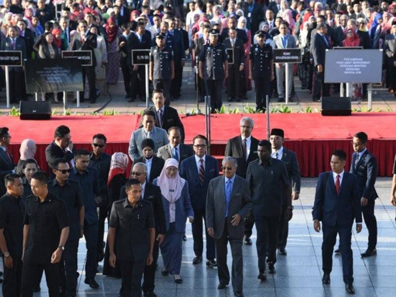 Perdana Menteri Tun Dr Mahathir Mohamad selepas menghadiri Perhimpunan Bulanan Jabatan Perdana Menteri di Putra Perdana hari ini. Turut sama Timbalan Perdana Menteri Datuk Seri Dr Wan Azizah Wan Ismail serta Menteri-menteri di Jabatan Perdana Menteri. - Foto Bernama