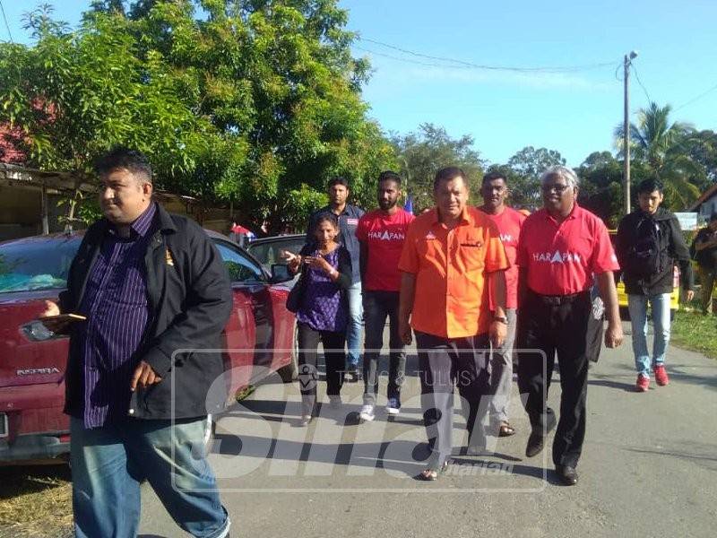 Manogaran ketika melakukan lawatan di Felda Sungai Koyan 3,hari ini.
