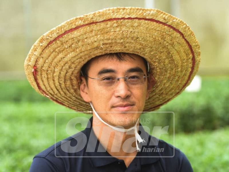 Seng Yee ketika ditemui di kebun bunga miliknya, hari ini. Foto: Sharifudin Abdul Rahim
