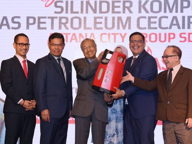 Perdana Menteri Tun Dr Mahathir Mohamad (tengah) cuba mengangkat produk silinder gas petroleum cecair (LPG) komposit, ACGAS seberat 14 kilogram selepas merasmikan produk keluaran Astana City Group Sdn. Bhd. (ACG) dengan kerjasama strategik dengan syarikat dari Korea Selatan, Hyundai BS&E Co. Ltd hari ini. Turut hadir Menteri Perdagangan Dalam Negeri dan Hal Ehwal Pengguna, Datuk Seri Saifuddin Nasution Ismail (dua, kiri) dan Pengarah Urusan ACG Nik Mohd Fareez Nik Ahmad Azman (dua, kanan). - Foto Bernama
