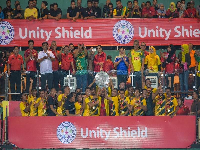 Presiden Persatuan Bolasepak Kedah (KFA), Datuk Seri Mukhriz Mahathir (depan, bawah) menjulang Unity Shield 2019 bersama pasukannya pada majlis penyampaian hadiah di Stadium Darul Aman, semalam. - Foto Ahmad Zaki Osman