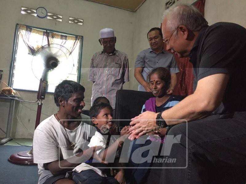 Najib bertemu keluarga Sukumarah di Padang Jawa.