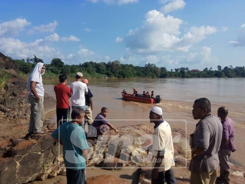 Usaha mencari dan menyelamat mangsa sedang dilakukan. - Foto Sinar Harian