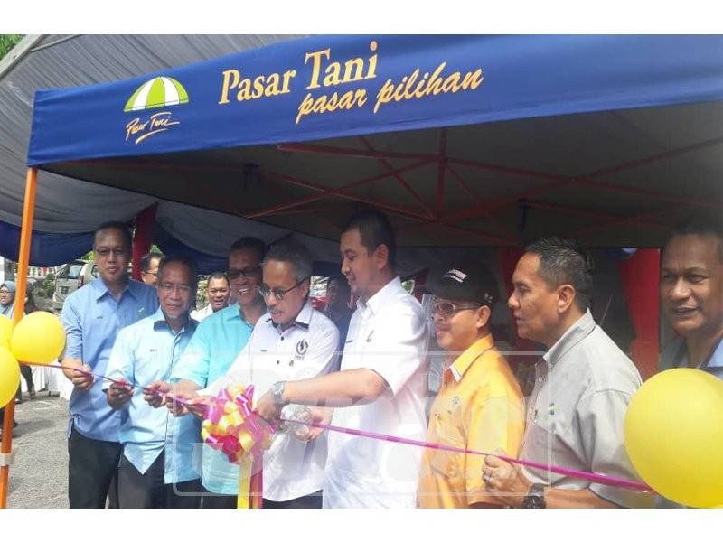 Sahruddin (empat, kanan) ketika Majlis Pelancaraan Myagrosis NBME Peringkat Johor di PMJB.
