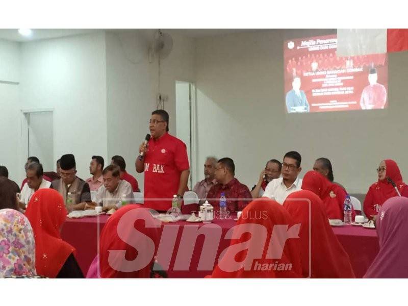 Megat Zulkarnain pada Majlis Penerangan dan Dialog Umno Dun Gombak Setia, semalam. 