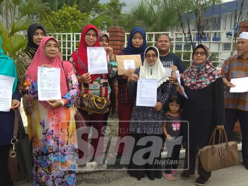 Absah (depan, dua kiri) bersama sembilan mangsa lain membuat laporan di Balai Polis Seksyen 15 hari ini.
