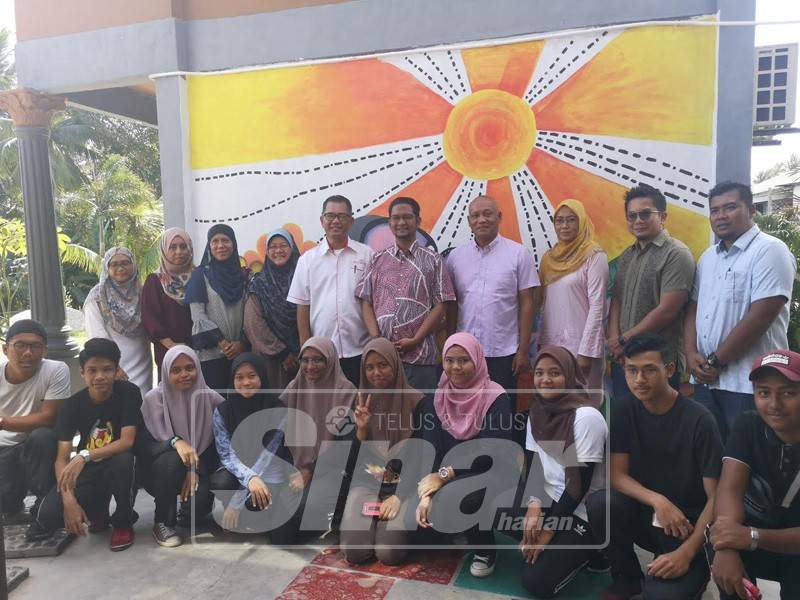 Sheikh Umar (belakang, lima kanan) ketika hadir Majlis Perasmian Kerjasama Strategik 'Misi Mentigi 2.0' Politeknik Mersing bersama IKS Mersing. 