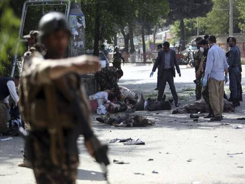 Mangsa terbaring di jalan susulan insiden letupan bom kereta di Kabul, semalam. - Foto AP