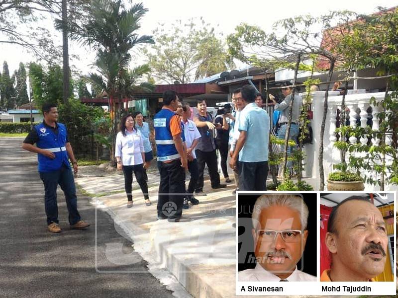 Sebahagian kakitangan Jabatan Perkhidmatan Veterinar Perak menjalankan pemeriksaan di setiap rumah penduduk yang memelihara anjing di sekitar Taman Seri Kota, Fasa Dua, Pokok Assam sambil diiringi Thye Yih (tengah)