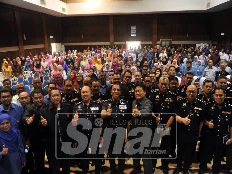 Mohd Khalil (tengah) bersama pegawai polis dan peserta yang terlibat dalam program berkenaan, sebentar tadi.
