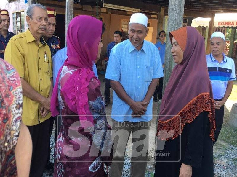 Ibu kepada Allahyarham Muhammad Adib, Asma Aziz menyambut ketibaan Tunku Puteri Intan Safinaz.