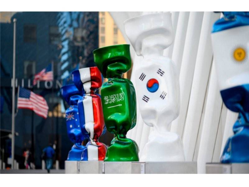 Arca bendera Arab Saudi yang merupakan sebahagian daripada pameran 'Candy Nations' di luar the Oculus di New York.