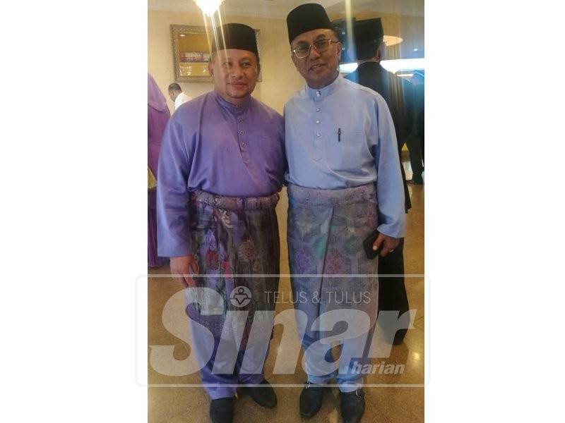 Dari kanan Ismail dan Mohamed Arifin di Dewan Mulia Istana Abu Bakar