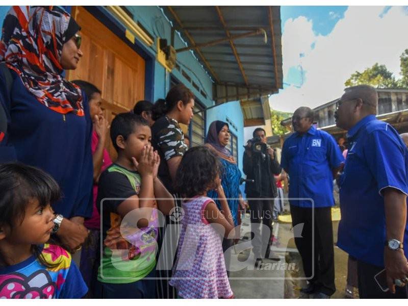 Calon BN beramah mesra dengan penduduk Orang Asli di perkampungan Pos Terisu, di sini, hari ini. - Foto SINAR HARIAN oleh SHARIFUDIN ABDUL RAHIM