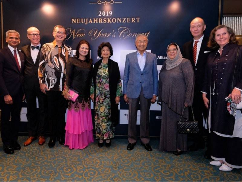 Tun Mahathir (empat, kanan) dan Tun Siti Hasmah (lima, kanan) menyaksikan Neujahrskonzert 2019 yang pertama bersama pengurusan kanan Allianz Malaysia Berhad di Dewan Filharmonik Petronas, Sabtu lalu.