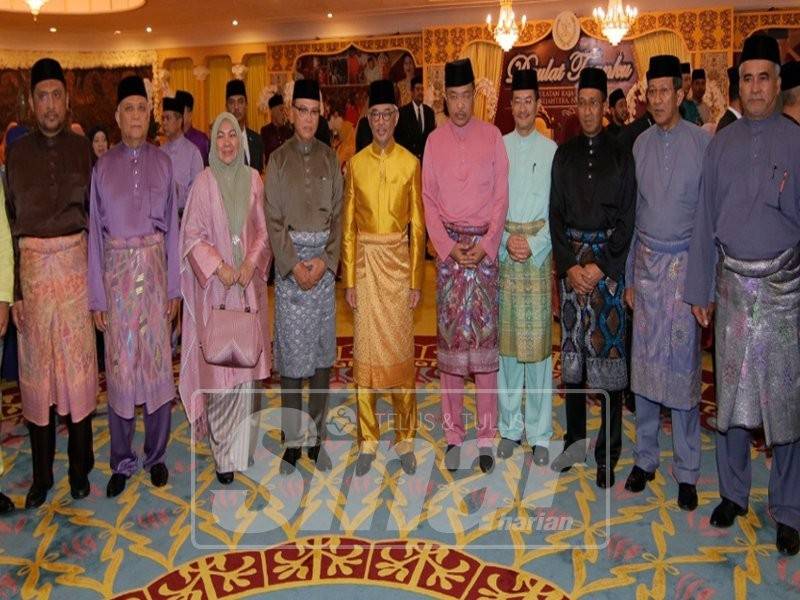 Wan Rosdy (empat kiri) dan barisan exco kerajaan negari bergambar bersama Al-Sultan Abdullah.
