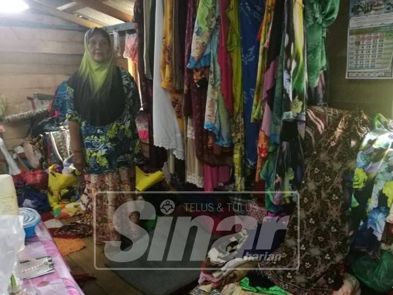 Keadaan rumah yang sempit menyukarkan Khamsiah untuk menyusun atur barangan di dalam rumah.