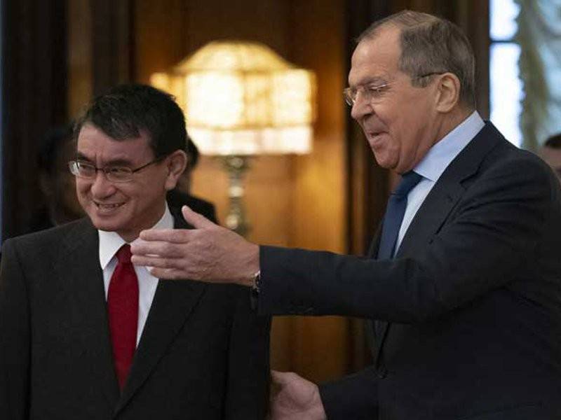 Lavrov (kanan) bertemu Kono di Moscow, kelmarin. - Foto AP
