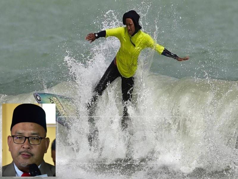 Mona Rasidah memenangi juara bagi kategori terbuka kejohanan luncur ombak COMPLOT 2.0 anjuran Persatuan Luncur Ombak Terengganu (PLOT) di Pantai Batu Buruk di sini, Sabtu lalu. Gambar kecil, Wan Sukairi Wan Abdullah.
