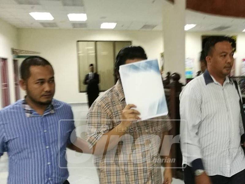 Tertuduh, Mohd Luqman, 29, mengaku tidak bersalah atas tuduhan menjadi bapa ayam ketika di hadapkan ke Mahkamah Tinggi Syariah Kuala Terengganu hari ini.
