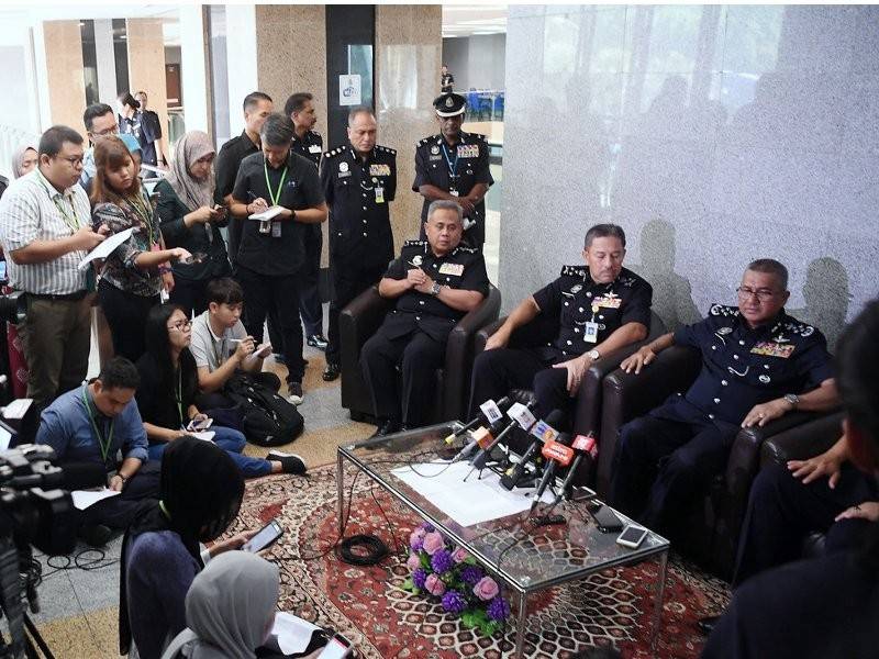 Ketua Polis Negara Tan Sri Mohamad Fuzi Harun (kanan) ketika sidang media sempena Perhimpunan Bulanan Semua Jabatan Peringkat Bukit Aman anjuran Jabatan Pencegahan Jenayah dan Keselamatan Komuniti (JPJKK) di Bukit Aman hari ini. - Foto Bernama
