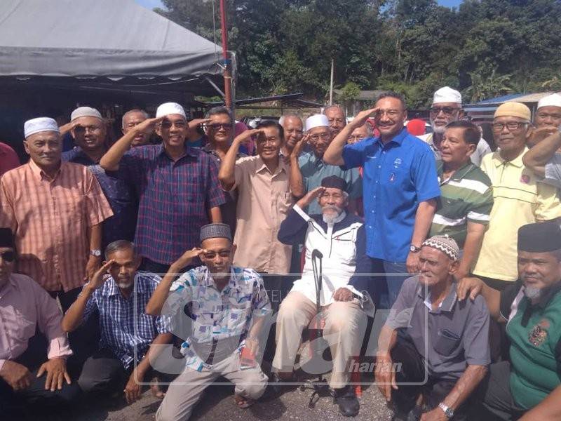 Hishamuddin bersama sebahagian veteran ATM yang hadir dalam majlis tersebut, hari ini
