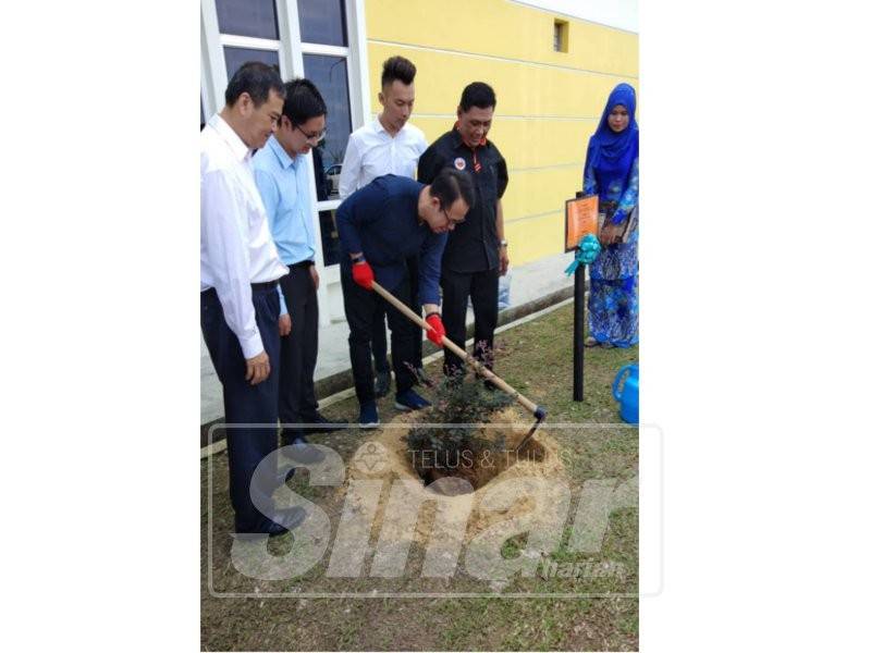 Chee Keong menanam pokok sebagai simbolik lawatan ke Kompleks Sukan Komuniti Jerlun.
