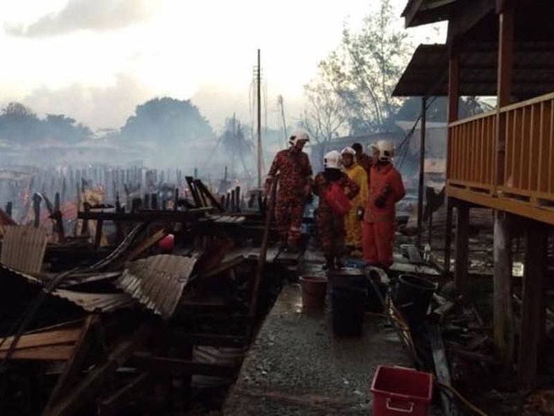 Kebakaran di Kampung Karakit Pulau Banggi, Kudat pada Isnin lalu.
