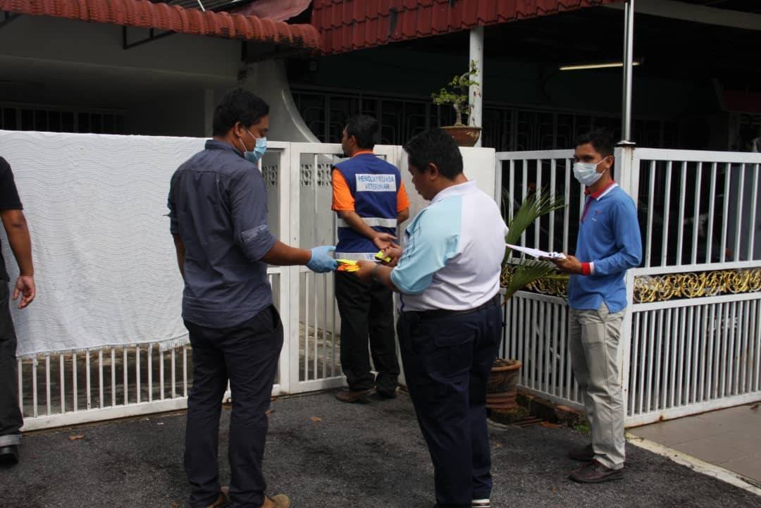 
Kakitangan Jabatan Perkhidmatan Veterinar Perak bertungkus-lumus menjalankan pemeriksaan ke atas setiap rumah pemilik anjing di kawasan mula jangkitan di Pokok Assam, Taiping sejak semalam.