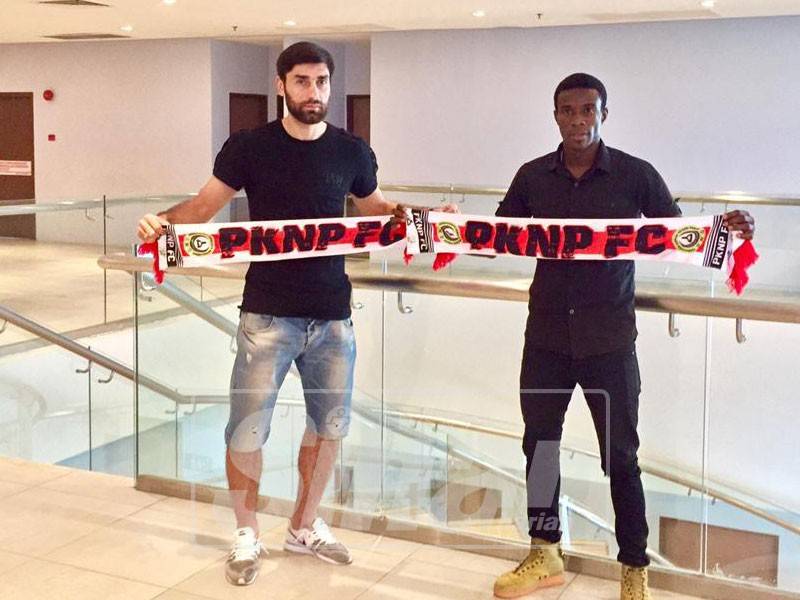 Abbey (kanan) dan Siyavush (kiri) sah menjadi pemain import PKNP FC musim ini.