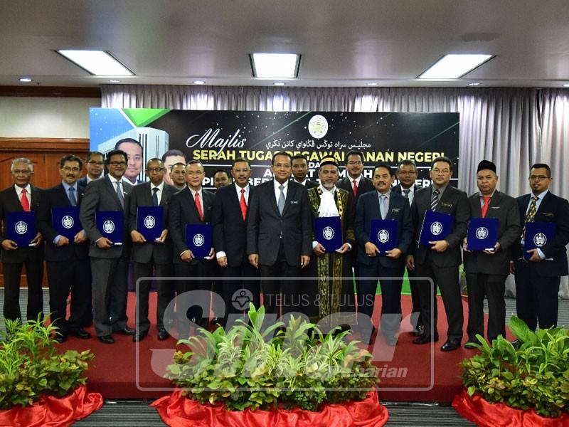 Dr Ahmad Samsuri (tengah) bersama pegawai-pegawai kanan kerajaan selepas Majlis Serah Tugas Pegawai Kanan Negeri dan Angkat Sumpah Pihak Berkuasa Tempatan Negeri di Wisma Darul Iman, hari ini.